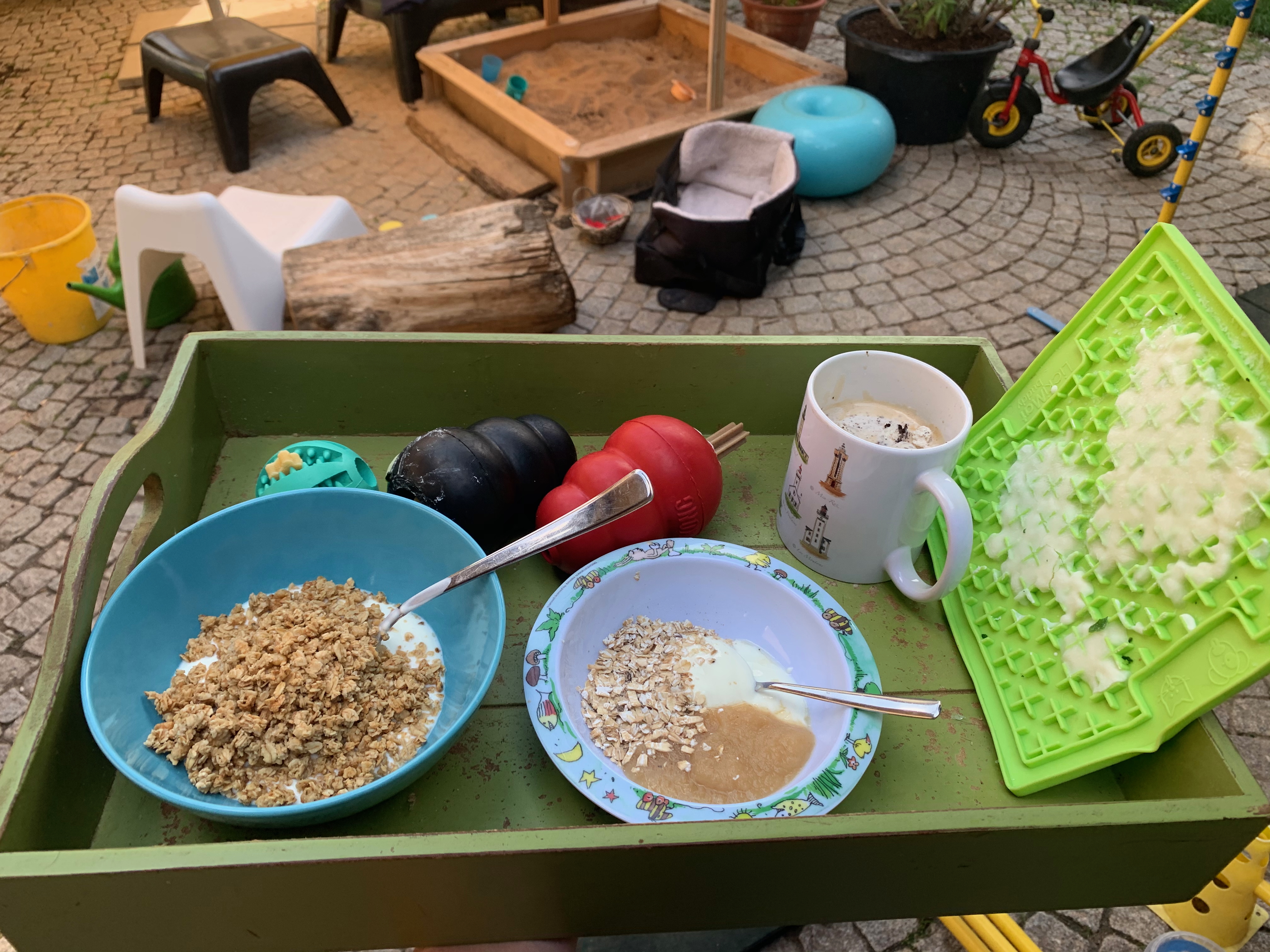 Baby und Hund erkunden gemeinsam, Mama trinkt Kaffee