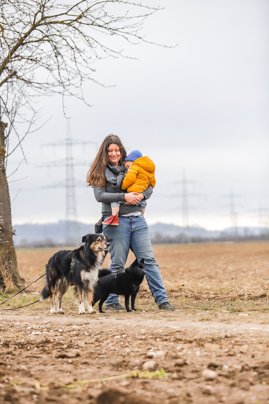 Miriam Arndt-Gabriel mit Kind und zwei Hunden auf einem Feldweg
